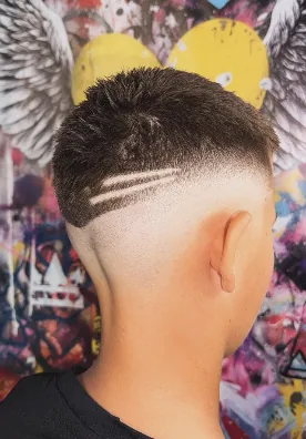 Skin Fade mit zwei Rasurlinien im Haar, Rückansicht – Haarschnitt bei Coiffeur Pjetro in Fislisbach